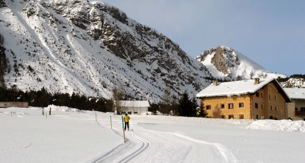Loipe durch das Val Müstair mit Chasa Müfaits im Hintergrund Loipe durch das Val Müstair mit Chasa Müfaits im Hintergrund