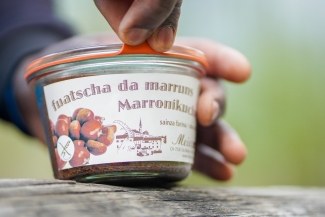 Marronikuchen im Glas vom Meier-beck im Val Müstair Marronikuchen im Glas vom Meier-beck im Val Müstair