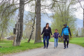 Dennis Ulayayi mit seiner Familie im Val Müstair Dennis Ulayayi mit seiner Familie im Val Müstair