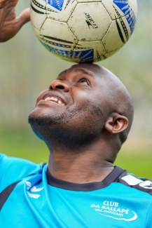 Dennis Ulayayi beim Fussball spielen im Val Müstair Dennis Ulayayi beim Fussball spielen im Val Müstair