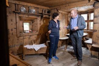 Marco Gilly mit einer Besucherin in der alten Stube.
