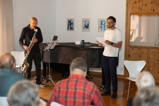 Andri Steiner (links) und David Spinnler geben bei einer Vernissage in der Chasa Jaura Auszüge aus dem Sprachenweg «Senda da las linguas» wieder.