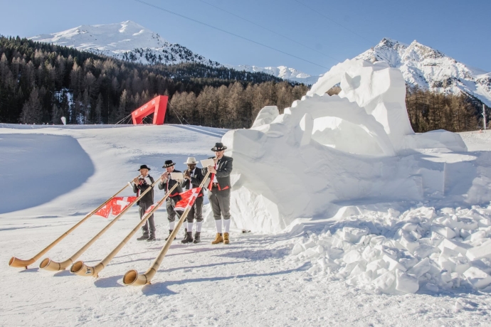 Die Alphorngruppe «ils infernals» an der Tour de Ski im Val Müstair