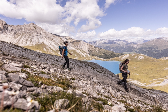 Wandern im Val Müstair mit Aussicht auf Berge und Bergsee. Wandern im Val Müstair mit Aussicht auf Berge und Bergsee.